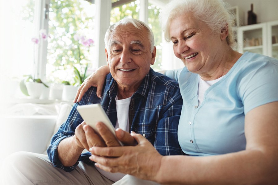 contact-us-elderly-mobile elderly couple on the phone